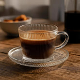 Set de té en vidrio transparente con diseño líneas verticales