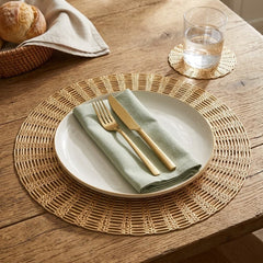 Individual para mesa redondo de 36 cm en PVC dorado con portavaso y diseño trenzado