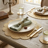 Individual para mesa redondo de 36 cm en PVC dorado con portavaso y diseño mandala
