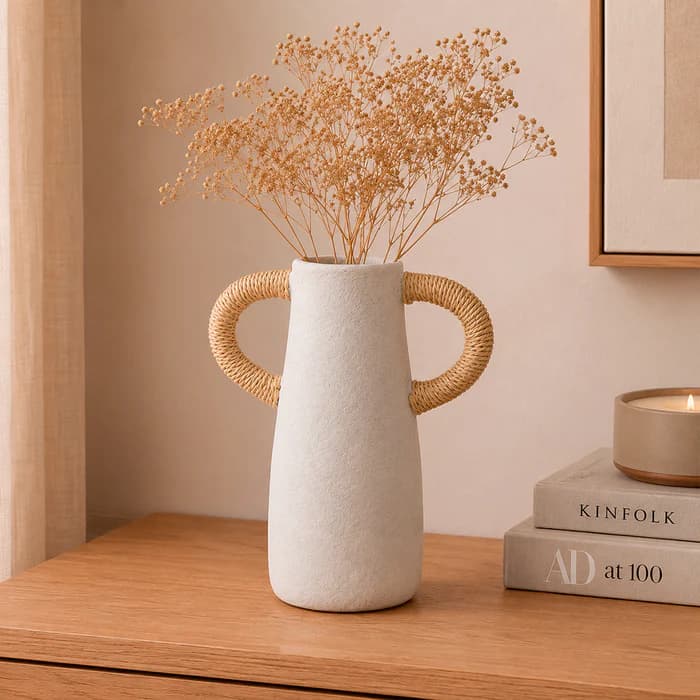 Florero ánfora blanco de 10×22 cm con doble asa recubierta en tono natural