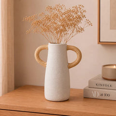 Florero ánfora blanco de 10×22 cm con doble asa recubierta en tono natural
