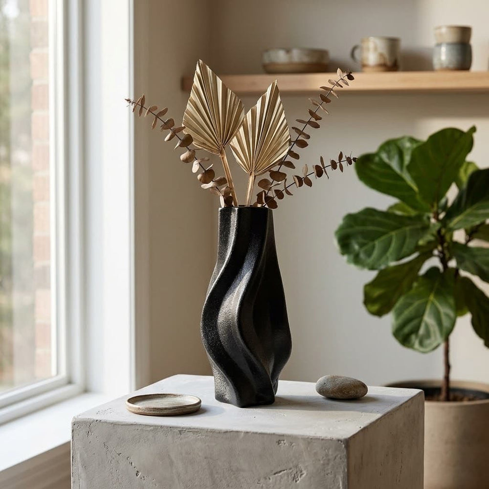 Florero Espiral negro decorativo con diseño escultórico de líneas curvas