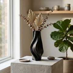 Florero Espiral negro decorativo con diseño escultórico de líneas curvas