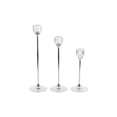 Set de tres candelabros plateados de diferentes alturas