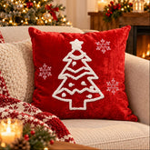 Cojín navideño rojo de 43 × 43 cm con árbol blanco en relieve y copos de nieve.