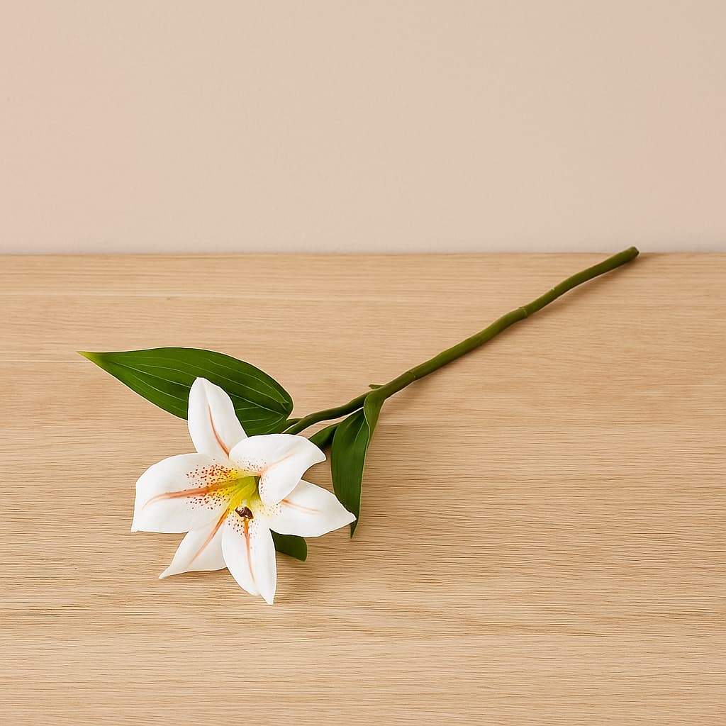 Flor artificial tipo lirio blanco de 74 cm con hojas verdes – Lala Home Colombia