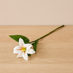 Flor artificial tipo lirio blanco de 74 cm con hojas verdes – Lala Home Colombia