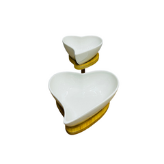 Recipientes alineados con soporte decorativo