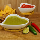 Vista frontal de recipiente blanco sobre soporte de bambú