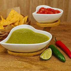 Vista frontal de recipiente blanco sobre soporte de bambú