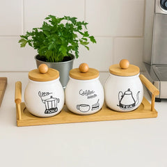 Recipientes blancos con tapas de bambú alineados en soporte