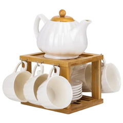 Tetera blanca sobre soporte de bambú