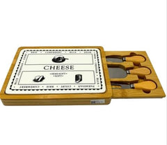Tabla de queso con cajón abierto mostrando cuchillos