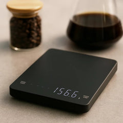 Gramera digital negra de café con pantalla y temporizador