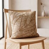 Cojín Elite Herencia 309 natural 45×45 cm con diseño de hojas bordadas en relieve