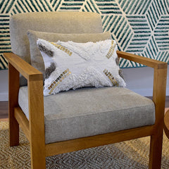 Cojín elegante con acabado decorativo taupe