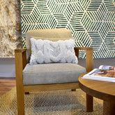 Detalle de elementos metalizados en el cojín blanco