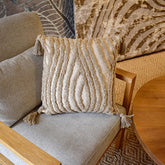 Cojín Rustic 100 crudo 45×45 cm con diseño en relieve y borlas