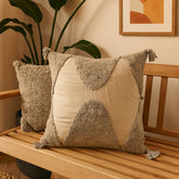 Cojín Rustic 112 beige 45×45 cm con diseño geométrico en relieve y borlas