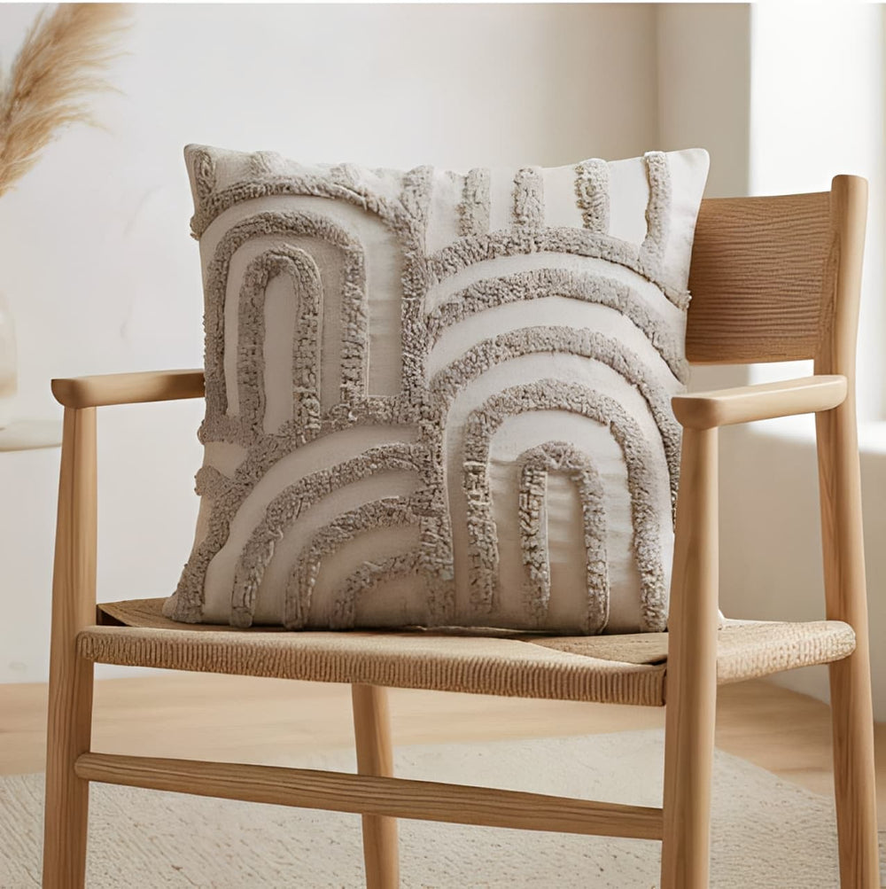 Cojín Rustic 155 marfil 45×45 cm con diseño de arcos en relieve sobre silla de madera