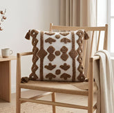Cojín Rustic 164 caramelo 45×45 cm con diseño en relieve y borlas decorativas