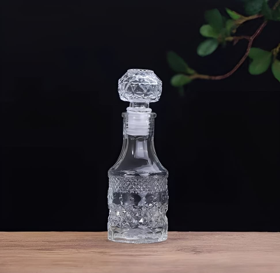 Vinagrera de vidrio con tapa facetada decorativa