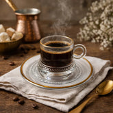 Set pocillo de vidrio con plato y borde dorado elegante