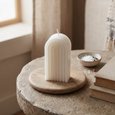 Vela artesanal Rainbow blanca de 12 cm con diseño de arcoíris en relieve