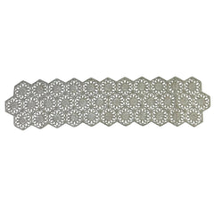 Camino de mesa beige con flores y patrón hexagonal