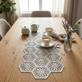 Camino de mesa beige de 40×173 cm con flores dentro de figuras hexagonales caladas