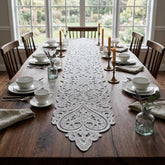 Camino de mesa beige de 40×173 cm con diseño de corazones y acabado calado ornamental