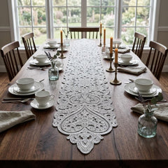 Camino de mesa beige de 40×173 cm con diseño de corazones y acabado calado ornamental