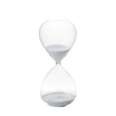 Vista frontal de reloj de arena decorativo en vidrio