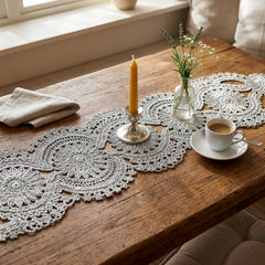 Camino de mesa beige de 40×173 cm con flores circulares y diseño calado entrelazado