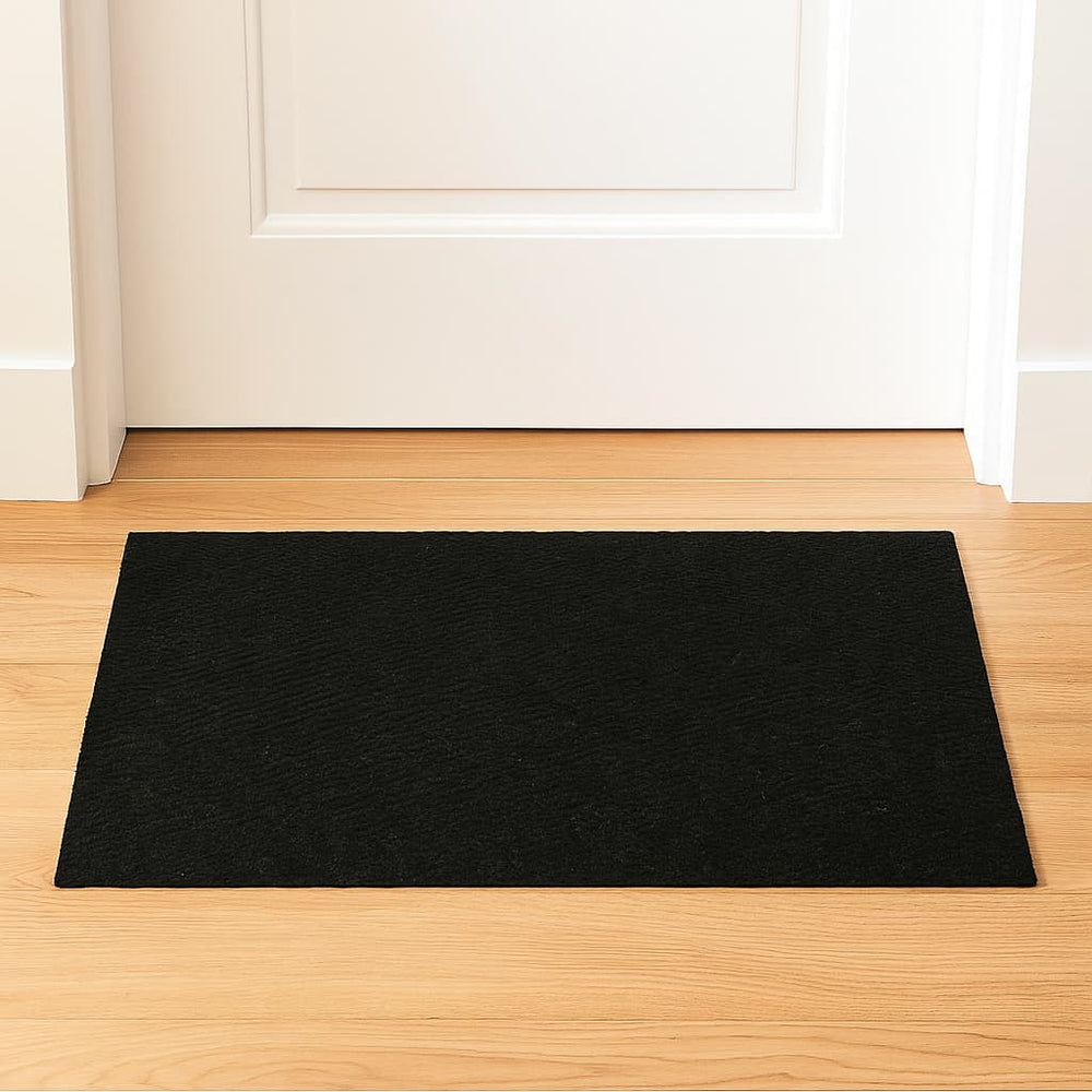 Felpudo Aarhus 45×75 cm color negro, tejido resistente con base de látex antideslizante.