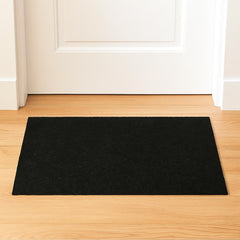Felpudo Aarhus 45×75 cm color negro, tejido resistente con base de látex antideslizante.