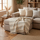 Frazada Gallego 704 beige 125×150 cm con líneas tejidas y flecos decorativos