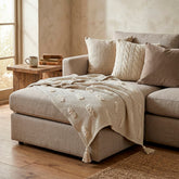 Frazada Greyton 664 taupe 125×150 cm con textura tejida en relieve y borlas decorativas