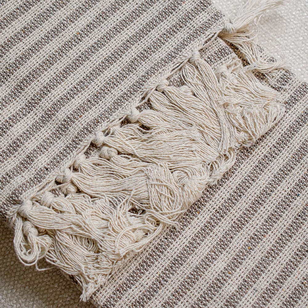Detalle de flecos de la manta taupe