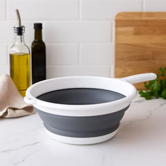 Recipiente compacto aplastado plegado, con mango con orificio para colgar, ideal para almacenar.