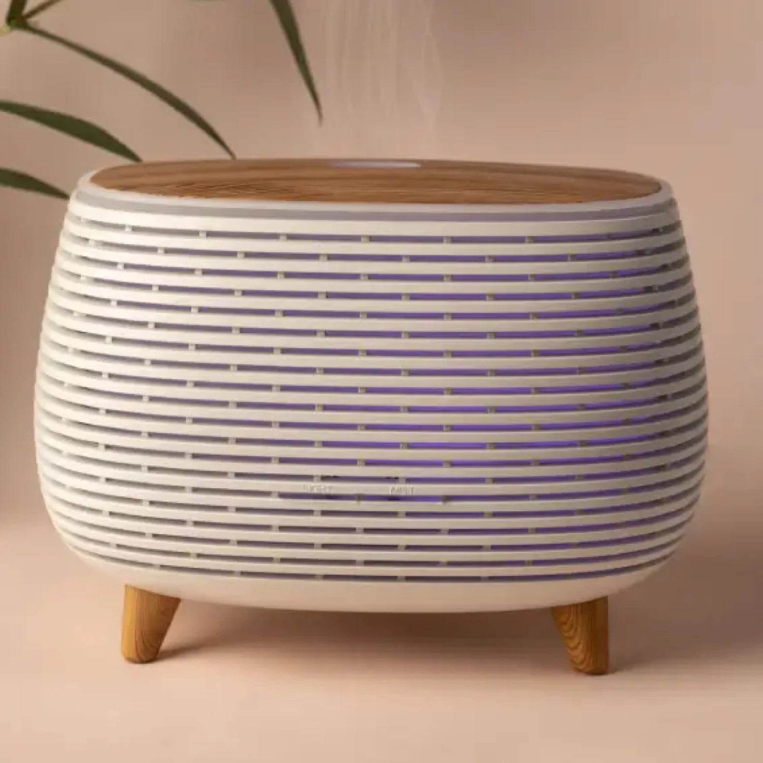 Humidificador 400ml con luces LED y control remoto, diseño moderno en blanco y negro con tapa en imitación madera.