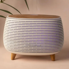 Humidificador 400ml con luces LED y control remoto, diseño moderno en blanco y negro con tapa en imitación madera.