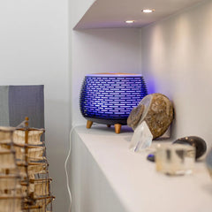 Humidificador 400ml con luces LED y control remoto, diseño moderno en blanco y negro con tapa en imitación madera.