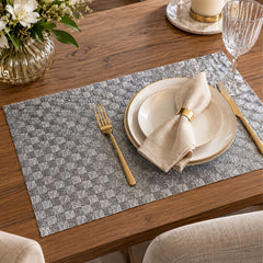 Individual para mesa rectangular 30×45 cm en PVC con diseño de cuadros dorado