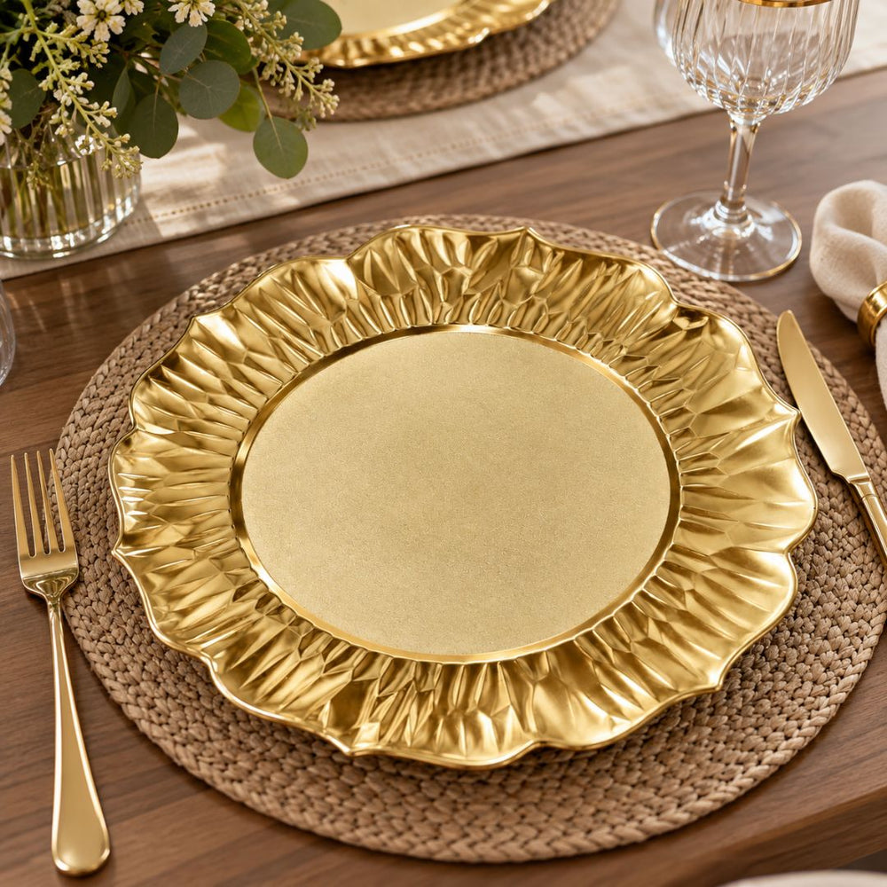 Plato base dorado con bordes ondulados y relieve tipo pétalo