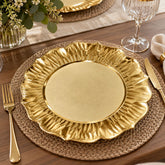 Plato base dorado con bordes ondulados y relieve tipo pétalo