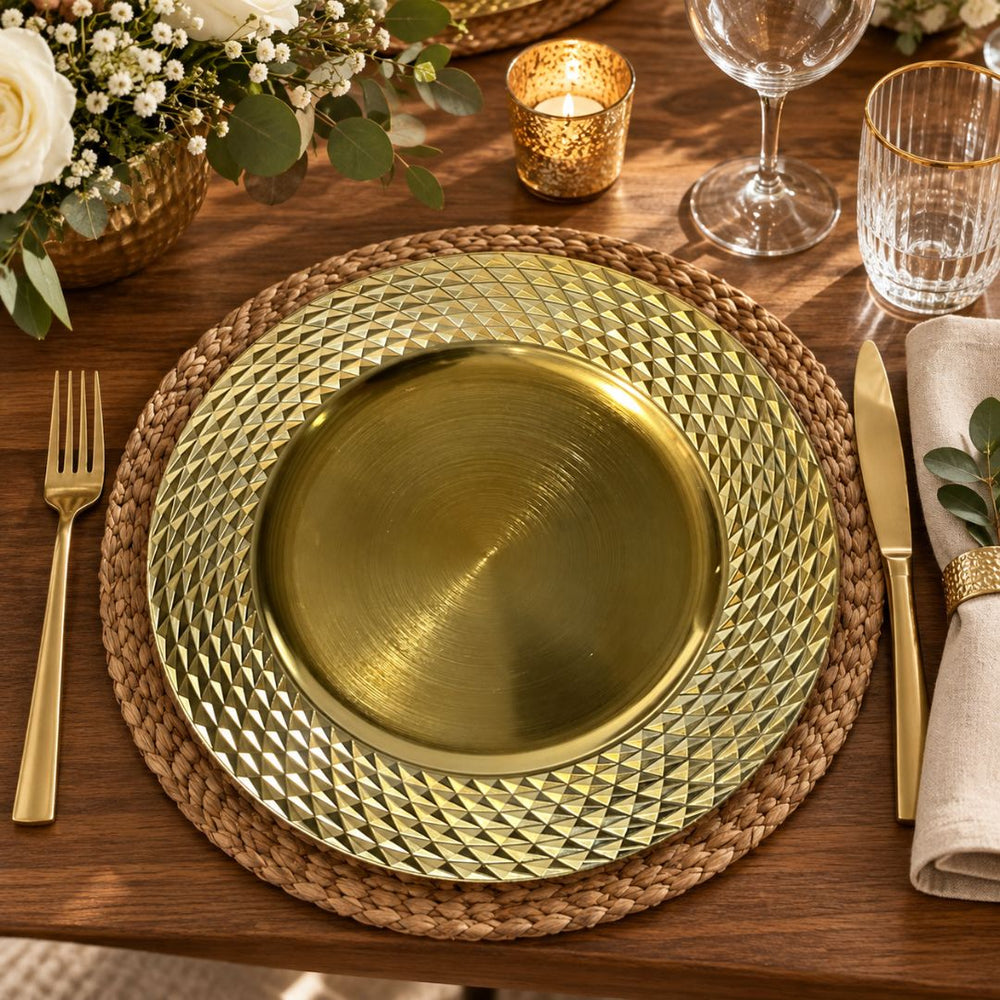 Plato base dorado con borde texturizado y diseño diamante