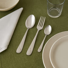 Cubiertos Tokio con diseño elegante y pulido metálico