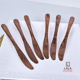 Set de cuchillos oro rosa x6 unidades sobre plato blanco – Alana Hogar.