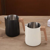 Jarra de acero inoxidable 600 ml blanca con mango tipo madera y marcas internas para café